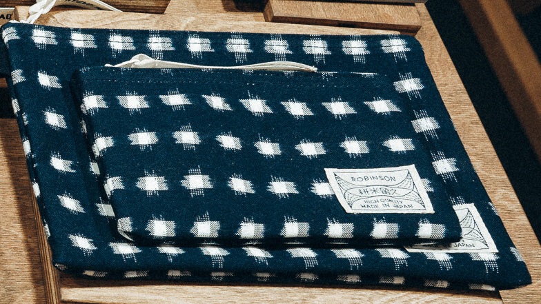 Täschchen M Quadratischer Punkt Navy/Weiß